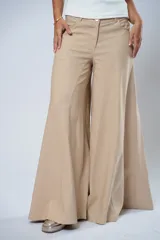 Pantalón de vestir color beige, de corte palazzo y tiro alto.