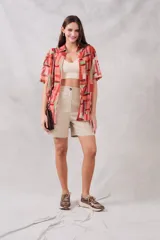 Bermuda de lino color beige con tiro medio, ideal para un look fresco y cómodo.