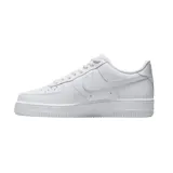 Zapatillas deportivas negras de cuero con suela de goma y diseño clásico de Nike.