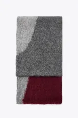 Bufanda rectangular de tejido de punto con diseño geométrico en tonos grises y azul.