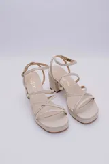 Sandalias negras de cuero con plataforma y taco cuadrado, tiras finas sobre el empeine y pulsera al tobillo con hebilla.