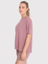 Remera negra oversize de tela fresca y cómoda, con logo pequeño estampado en el pecho.