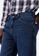 Pantalón de jean azul, de corte recto, con bolsillos delanteros y traseros.