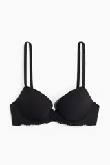 Soutien push-up negro de microfibra y encaje, con copas con relleno, aros, breteles ajustables y cierre de corchetes en la espalda.