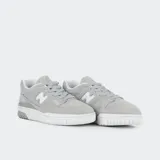 Championes New Balance 550 grises con detalles en blanco.