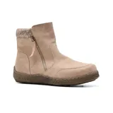 Bota corta color beige, con cierre lateral y detalle de tejido de punto en el tobillo.