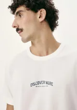 Camiseta negra de manga corta con cuello redondo y estampado pequeño en el pecho.