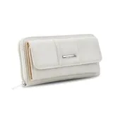 Billetera larga color mostaza de símil cuero, con solapa y broche a presión. Tiene repartición con cierre, compartimento frontal con tarjeteros, visor y bolsillos. Compartimento posterior incluye monedero con cierre, tarjeteros y bolsillos. Bolsillo atrás con cierre.