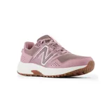 Championes New Balance WT410 color rosa con logo blanco, ideales para correr o caminar en la montaña.