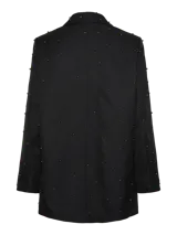 Blazer negro con cuello clásico, cierre de botones y bolsillos frontales. Tiene tachas plateadas en el frente y las mangas.