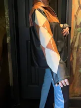 Campera con diseño colorido, presenta un cierre frontal y corte holgado.