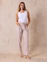 Pantalón de lino color beige, marca Zac & Rachel, con pretina ancha, pasadores y lazo de ajuste. Presenta bolsillos delanteros aplicados.