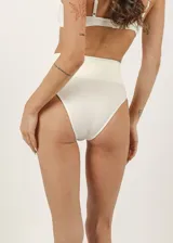 Bombacha modeladora de tiro alto color blanco, compuesta por microfibra de poliamida sin costuras, con faja de lycra en la cintura y forro 100% algodón.