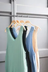 Mono color beige de lino y algodón, con corte oversize y pierna recta.