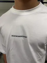 Remera blanca de algodón con estampado de un corazón negro en la espalda.