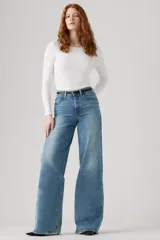 Pantalón de jean celeste de corte wide leg.
