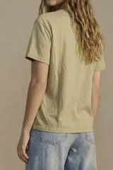 Remera color rosa claro de algodón peinado, corte oversize y mangas cortas.