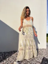 Vestido largo de estilo bohemio, color crudo con detalles dorados y crochet.