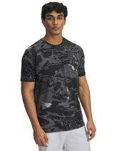 Remera de hombre Vans con estampado abstracto en tonos grises y negros.