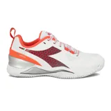 Zapatillas deportivas de tenis, color blanco con detalles en rojo, diseñadas para jugar en canchas de arcilla.