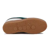 Championes casuales blancos de mujer marca Diadora, estilo retro de caña baja. Presentan detalles en verde oscuro y rojo en el lateral, puntera de gamuza gris y suela de goma color caramelo.