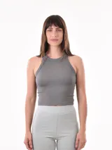 Musculosa gris oscuro de algodón con cuello redondo y sisas amplias.