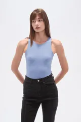 Body sin mangas color malva/rosado oscuro, de corte ajustado al cuerpo, con cuello redondo alto y broches en la parte inferior.