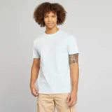 Remera celeste de corte clásico, con cuello redondo y mangas cortas.