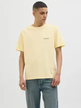 Camiseta color crema con estampado abstracto en la espalda, cuello redondo y manga corta.