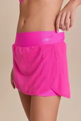 Pollera deportiva color verde lima, con short interno y bolsillo en la cintura.