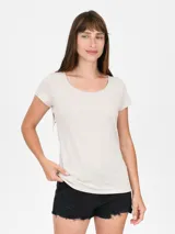 Remera de manga corta color crema, con cuello redondo.