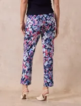 Pantalón recto de gabardina elastizada con estampado floral multicolor. Pretina ancha elastizada. Marca Zac & Rachel.