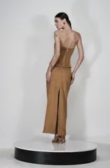 Corset color terracota de gamuza sintética, con escote corazón, ballenas verticales y peplum sutil.