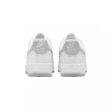 Zapatillas urbanas Nike Air Force 1 Low 07, color blanco con detalles en gris.