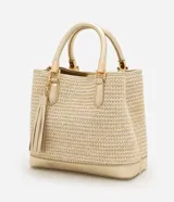 Cartera satchel mediana color dorado, con textura de paja, correa de mano, asa larga desmontable y detalle de tassel.