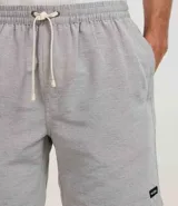 Bermuda masculina de sarga, color verde claro con estampado de rayas finas. Posee cintura elástica con cordón para ajuste y bolsillos.