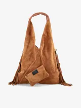 Cartera de diseño amplio y silueta relajada, color negro, con detalles de flecos en los laterales. Cuenta con un asa superior integrada y una correa desmontable para llevar al hombro o cruzada.