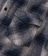 Camisa de franela a cuadros azul marino y beige, de corte comfort, con cuello inglés, abotonadura frontal, manga larga y bolsillo en el pecho.