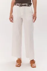 Pantalón de corte recto confeccionado en lino color crudo con finas rayas verticales doradas. Presenta una pretina con trabillas y cierre frontal con botón y cremallera.