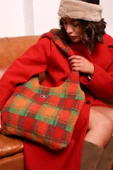Bolso tote de hombro de corderito sintético con estampado a cuadros en tonos naranja, azul, verde y violeta. Forro de algodón a cuadros blancos y negros.