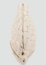 Bolso de mano pequeño color crema, con diseño trenzado tipo intrecciato y forro interior de algodón. Posee un asa de mano tipo pulsera metálica dorada.