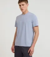 Remera masculina de manga corta y cuello redondo, color celeste claro, con un pequeño logo bordado en el pecho.