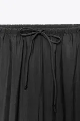 Pantalón de tiro medio con cintura elástica ajustable con cordones y pierna ancha.