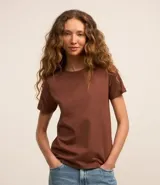 Remera celeste de media malla con cuello redondo y mangas cortas dobladas.