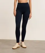 Calza deportiva larga color azul marino, de tejido acanalado rib seamless y cintura elástica.
