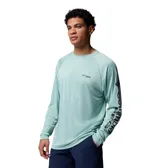 Remera de manga larga color verde agua, con logo de Columbia en el pecho y estampado con texto en la manga.