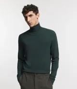 Buzo de viscosa color verde oscuro, corte slim, manga larga y cuello alto.