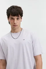 Remera color salmón de corte clásico, cuello redondo y logo bordado en el pecho.