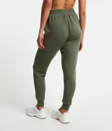Pantalón jogger deportivo color verde militar, con cintura elástica ajustable con cordón, bolsillos laterales y puños elásticos.