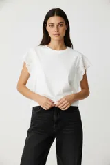 Remera blanca de algodón con mangas cortas con broderie, cuello redondo y corte holgado.